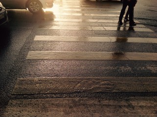 люди на пешеходном переходе