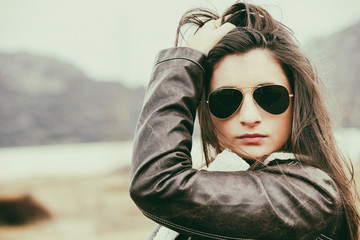 Retrato mujer con gafas de sol aviador