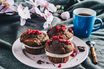 Chocolate-raspberry muffins with tea