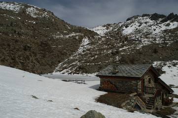 Piccolo rifugio alpino alla fine dell'inverno