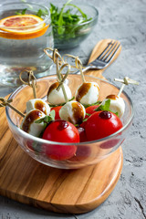 Skewers with tomatoes, arugula, mozzarella