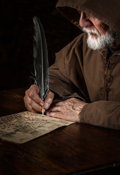 Mittelalter Mönch als Briefschreiber