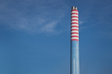 Camino di Gas, Ciminiera nel Cielo pulito in mezzo alle Nuvole, Generatore di Riscaldamento ed Energia Termica