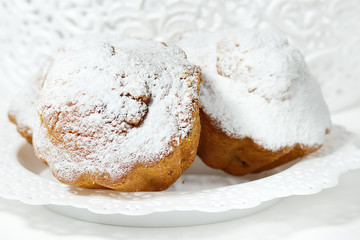 Muffins with icing sugar and raisins