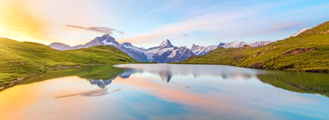 Foto auf Alu-Dibond Fantastische Landschaft bei Sonnenaufgang über dem See in den Schweizer Alpen, Europa. Wetterhorn, Schreckhorn, Finsteraarhorn und Bachsee. (Entspannung, Harmonie, Anti-Stress - Konzept). © anko_ter