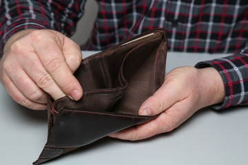 leeres Portemonnaie arm zahlungsunfähig