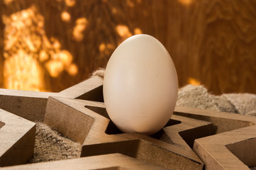 świeże wiejskie jajko na drewnianym stole © Krzysztof Matloch
