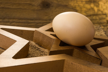 świeże wiejskie jajko na drewnianym stole © Krzysztof Matloch