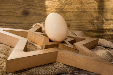 świeże wiejskie jajko na drewnianym stole