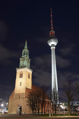 Obraz premium Marienkirche und Fernsehturm bei Nacht