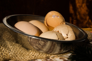 miska stłuczonych jajek, na drewnianym stole, pęknięte skorupki