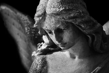 Deurstickers Monument Mooie close-up van een marmeren sculptuur van een gezichtsengel met een zoete uitdrukking die naar beneden kijkt