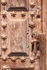 Puerta antigua de madera con detalles metálicos oxidados