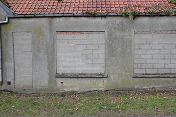 maison aux ouvertures murées