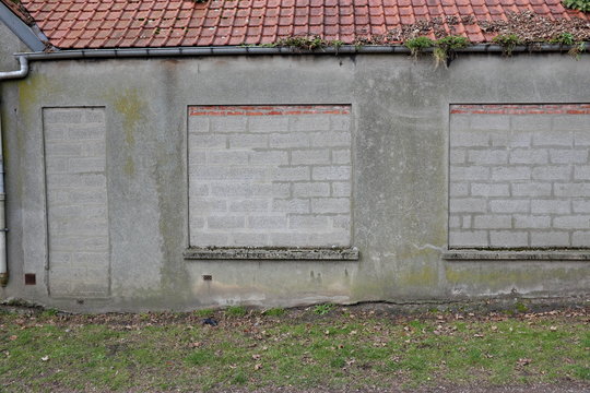 maison aux ouvertures mur&eacute;es