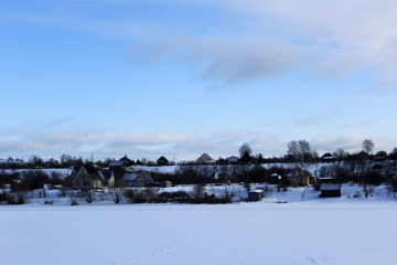 Зимняя деревня на реке
