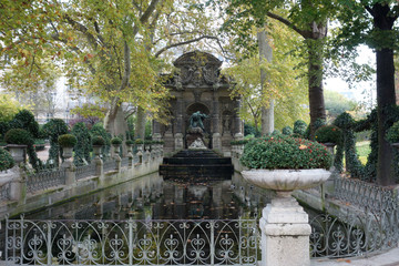 Fototapeta na wymiar Paris park in autumn
