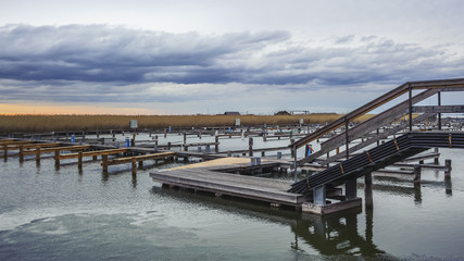 Fototapeta premium Winterhafen mit Liegeplätzen am Neusiedlersee
