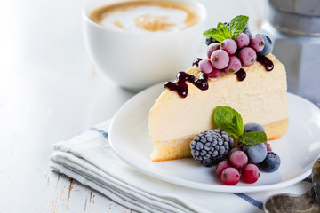 Cheesecake with berries and mint