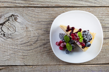 Cheesecake with berries and mint
