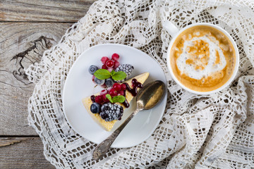 Cheesecake with berries and mint