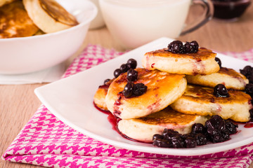 Домашние жареные оладья с вареньем из черной смородины