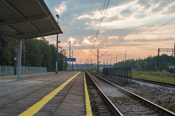 Fototapeta na wymiar Wschód słońca na stacji kolejowej, Małogoszcz, Polska