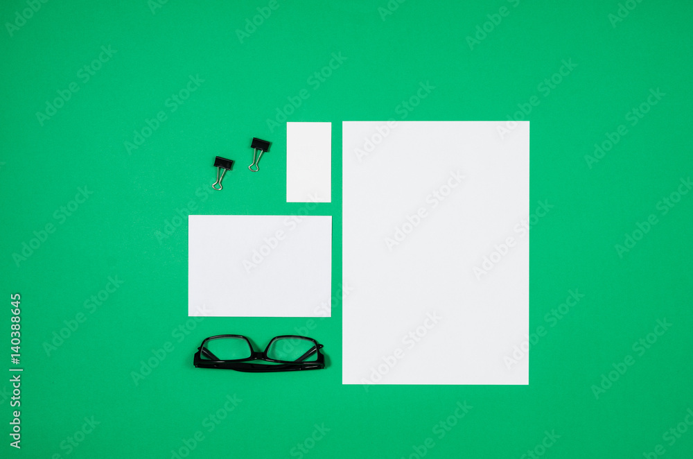 Poster mock-up magazine or catalog on colorful table. white page or notepad on modern background. blank cop