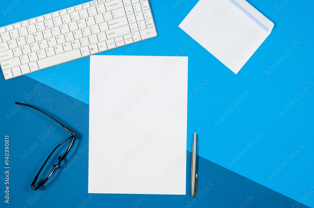 Poster mock-up magazine or catalog on colorful table. white page or notepad on modern background. blank cop