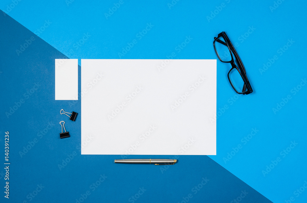 Poster mock-up magazine or catalog on colorful table. white page or notepad on modern background. blank cop