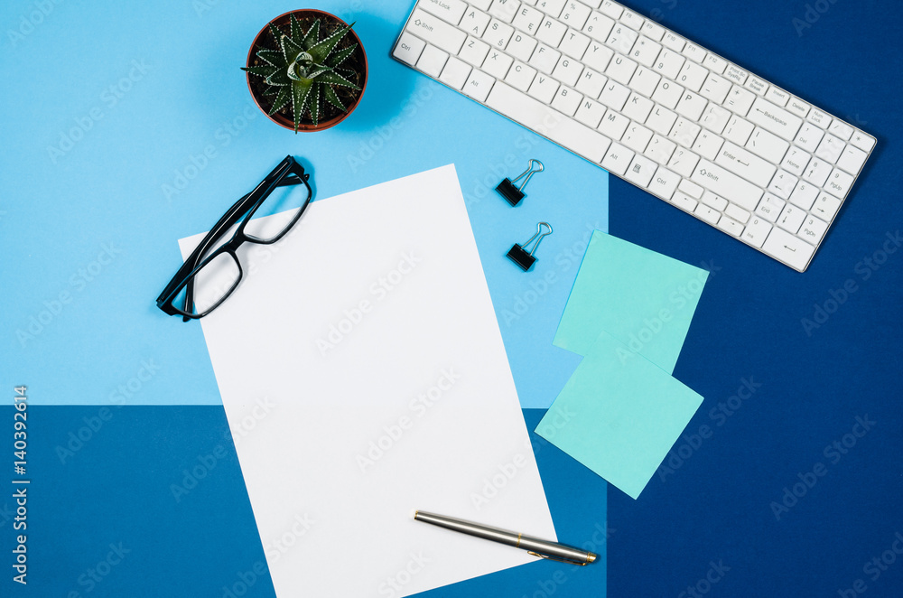 Poster mock-up magazine or catalog on colorful table. white page or notepad on modern background. blank cop