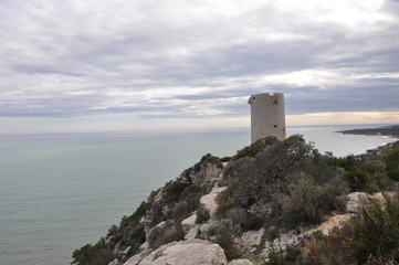 Fototapeta na wymiar Torre sobre el Mediterráneo