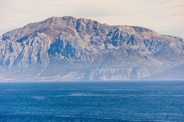Dunst liegt über der Straße von Gibraltar 