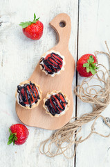 Strawberry cake with vanilla cream