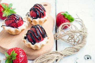 Strawberry cake with vanilla cream