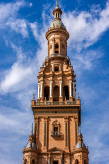 Obraz premium Der kunstvolle Nordturm des Palacio Central in Sevilla ragt in den blauen Himmel