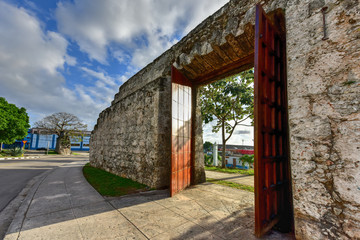 Fototapeta premium Old City Wall - Havana, Cuba