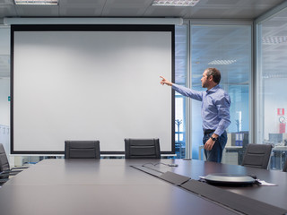 Manager explains at projection screen - obrazy, fototapety, plakaty