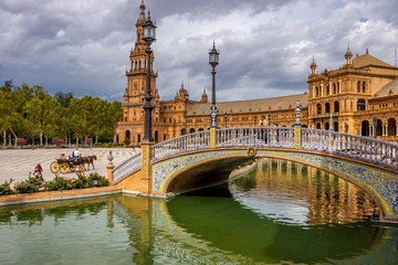 Fototapeta na wymiar Kunstvolle Brücke über den Wasserkanal am Palacio Central in Sevilla