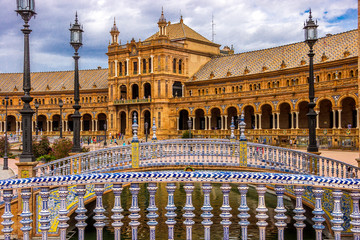 Obraz premium Geflieste Brücken über den Kanal am Plaza de España in Sevilla