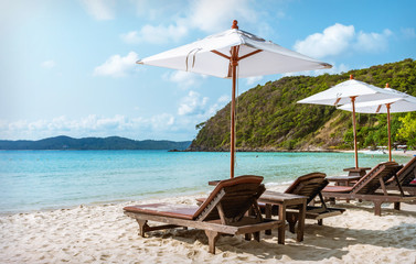 Obraz na płótnie Canvas beds and umbrella on a tropical beach