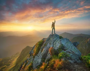 Gardinen Silhouette eines Champions auf dem Berggipfel. Aktives Lebenskonzept © biletskiyevgeniy.com