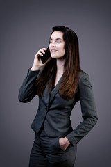 Portrait d'une jeune femme d'affaires souriante au téléphone