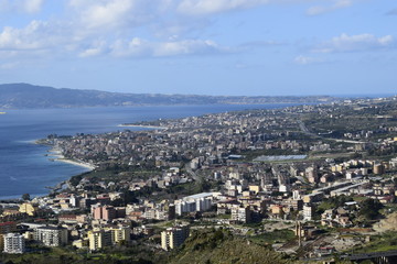 Fototapeta na wymiar Vista del centro di Reggio Nod dal Fortino di Pentimele Sud. 