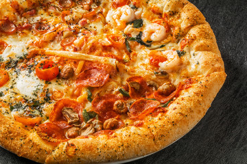 ミックスピザ　Italian delicious food mixture pizza