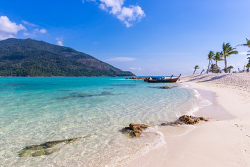 Fototapeta premium Blue water and the beach at lipe island south of Thailand