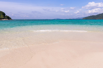 Fototapeta na wymiar Blue water and the beach at lipe island south of Thailand
