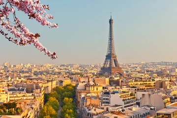 Zelfklevend Fotobehang Uitzicht op de Eiffeltoren in Parijs in het voorjaar, Frankrijk © sborisov