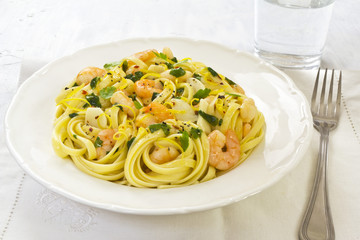 Lemon pasta with prawns