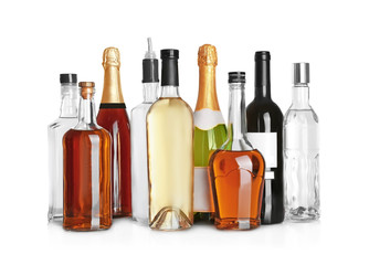 Verschillende flessen wijn en sterke drank op witte achtergrond